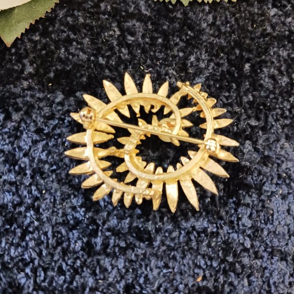 Vintage Brooks Brushed & Glossy Gold Tone Dimensional Brooch w/ Faux Pearl 1.75" - Picture 3 of 8